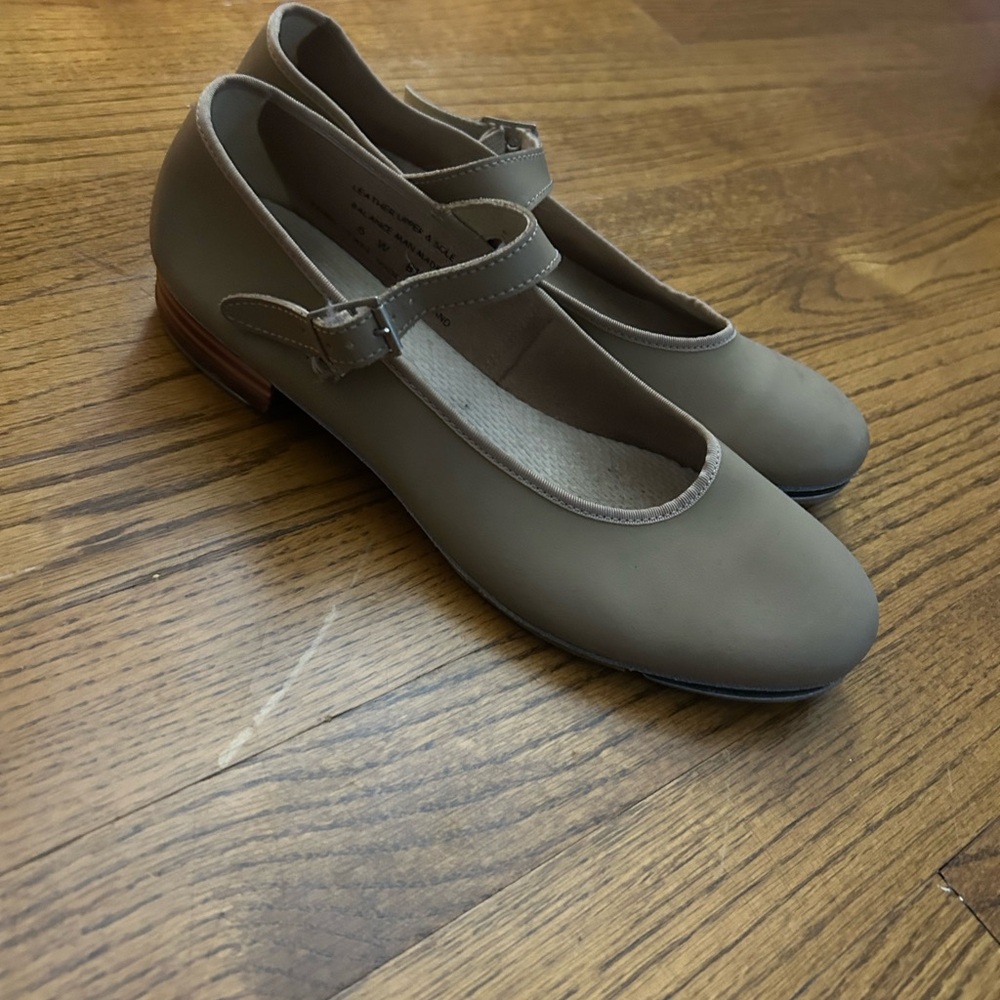 Women’s size 6 tan tap shoes